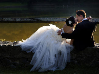 Brautpaar eröffnet Hochzeitssaison