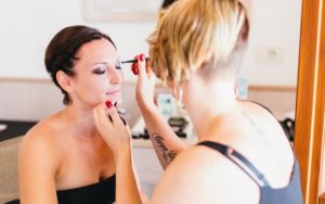 Make-up Artist schminkt Braut
