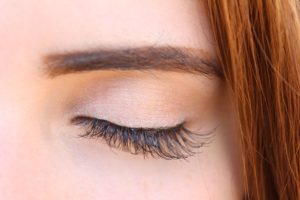 Auge mit Kontur und Make-up